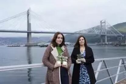 Berta Dávila y Ledicia Costas posan con sus premios ante el puente de Rande.