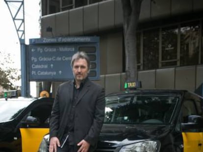 Carlos Zanón, esta semana, en una parada de taxis de Barcelona.