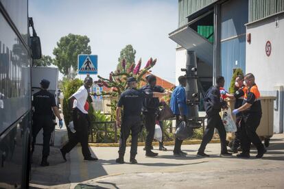 Autobuses de la Guardia Civil y de Asansull (asociación que ha colaborado) trasladan a los migrantes que había en el Polideportivo de Los Cortijillos, Los Barrios hasta el CATE de Crinavis, Campamento, San Roque.