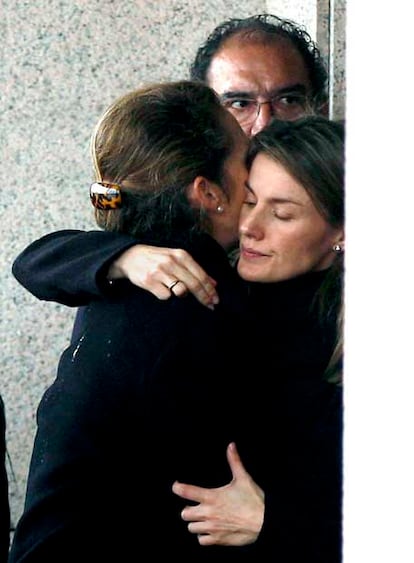 La Princesa de Asturias recibe el abrazo de la infanta Elena.