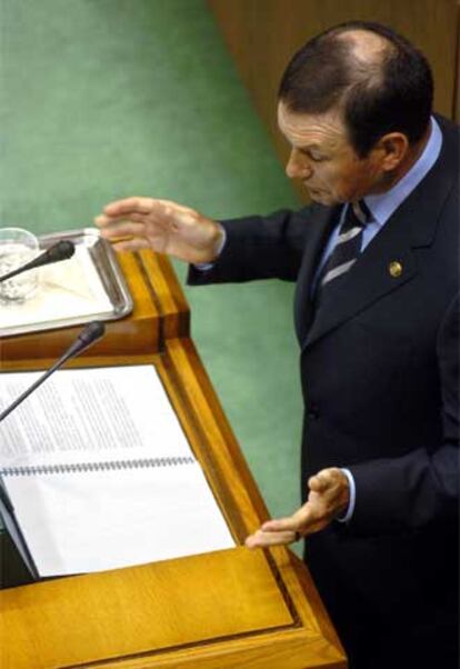 Juan José Ibarretxe, durante su intervención en el Parlamento vasco.