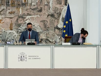 El presidente de Gobierno, Pedro Sánchez, junto al vicepresidente segundo Pablo Iglesias, durante el Consejo de Ministros este martes en el Palacio de la Moncloa