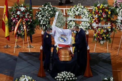 
La Caja Mágica acogió este lunes la capilla ardiente de Manolo Santana. El féretro del extenista, que falleció este sábado a los 83 años en Marbella (Málaga), se instaló en la pista central del estadio, que lleva su nombre