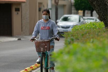 Una joven se traslada por una de las ciclovías construidas en la capital de Querétaro, en el centro de México. 