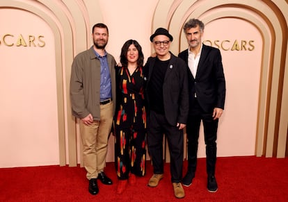 El equipo de la película española 'Robot Dreams', nominada en la categoría de mejor largometraje de animación a su llegada al almuerzo de los Oscar. De izquierda a derecha Ignasi Estapé, Sandra Tapia Díaz, el director, Pablo Berger, e Ibón Cormenzana.