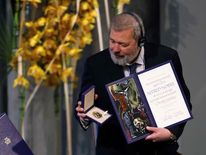 Murátov, el pasado 10 diciembre, posa con su Nobel de la Paz durante la ceremonia de entrega de los galardones celebrada en Oslo.