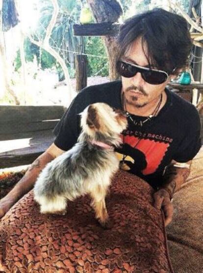 Johnny Depp, con uno de sus perros.