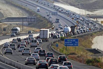 Atasco de tr&aacute;fico al inicio de las vacaciones, una imagen t&iacute;pica en los puentes festivos.