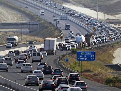 Atasco de tr&aacute;fico al inicio de las vacaciones, una imagen t&iacute;pica en los puentes festivos.