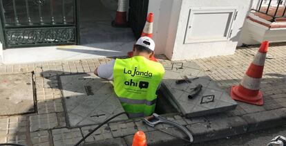 Operario realizando una instalación de fibra óptica.