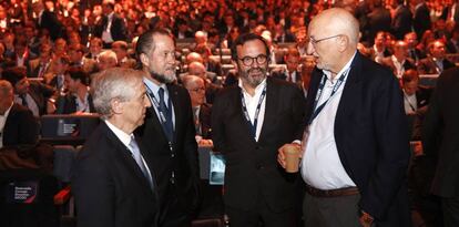 Javier Campo, expresidente de Aecoc; Juan Carlos Escotet, presidente de Abanca; Ignacio González, presidente de Aecoc, y Juan Roig, presidente de Mercadona, ayer, en la apertura del 37º Congreso Aecoc de Gran Consumo.