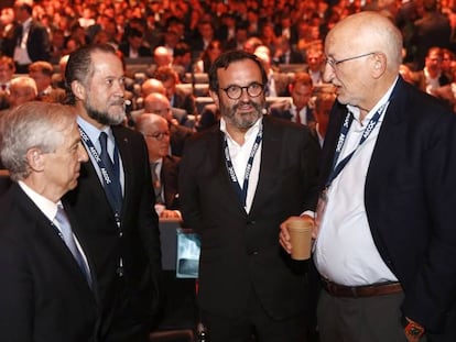 Javier Campo, expresidente de Aecoc; Juan Carlos Escotet, presidente de Abanca; Ignacio González, presidente de Aecoc, y Juan Roig, presidente de Mercadona, ayer, en la apertura del 37º Congreso Aecoc de Gran Consumo.