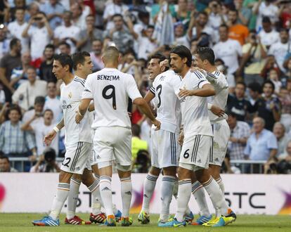 Los jugadores del Madrid celebran el 2-1.