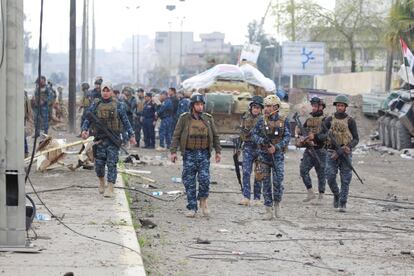 El pasado 27 de febrero, el Ejército iraquí logró controlar el primero de los cinco puentes sobre el río Tigris, que unen el este y el oeste de Mosul. Este avance táctico se sumaba al repentino silencio de la radio del ISIS en esa ciudad, indicadores ambos de que los yihadistas se encontraban asediados. “Los combates callejeros son intensos, pero nuestras fuerzas avanzan y el enemigo está destruido”, afirmaban entonces fuentes del Ejército iraquí. En la imagen, policías iraquíes se preparan para combatir en la ciudad, un día después.