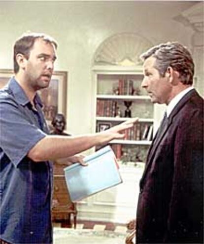 Trey Parker conversa con el actor que interpreta a Bush.