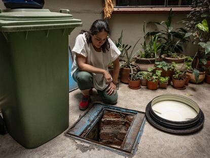 Una vecina de la colonia del Valle observa el agua contaminada de la cisterna del edificio en el que vive, el 10 de abril.