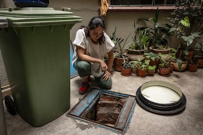 Una vecina de la colonia del Valle observa el agua contaminada de la cisterna del edificio en el que vive, el 10 de abril.