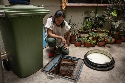 Una vecina de la colonia del Valle observa el agua contaminada de la cisterna del edificio en el que vive, el 10 de abril.