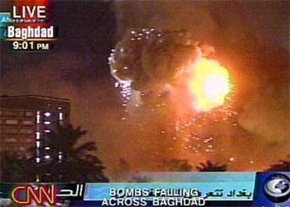 Captura de televisión que muestra las columnas de humo provocadas por el bombardeo masivo de la capital iraquí.