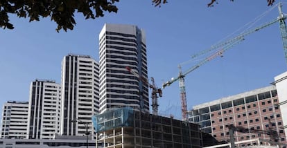 Un edificio en construcción junto a viviendas residenciales en Bilbao.