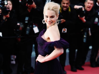 La actriz Emilia Clarke en la alfombra roja de Cannes.