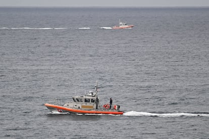 Barcos de la Guardia Costera estadounidense buscan supervivientes del naufragio de una embarcación con migrantes, este lunes en San Diego, California.