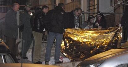 Levantamiento del cuerpo de la mujer asesinada ayer en Jaén.