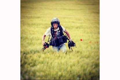 El fotografo Alberto Lessmann fotografiado mientras trabajaba. Esta imagen ha sido capturada de su cuenta de Instagram. Hemos querido rendirle un pequeño homenaje a este gran fotógrafo que el martes nos abandono. D.E.P