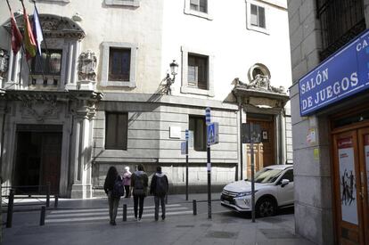 Salón de juegos y apuestas deportivas junto al Instituto San Isidro de Madrid. 
 