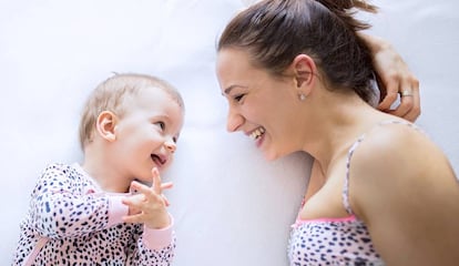 Madre habla con su peque&ntilde;o. 