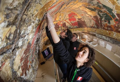 Bóveda central, el equipo de restauración en un momento de su trabajo. A la derecha, con ropaje verde, la figura que se cree de Muhammad V, sultán que encargó la Sala de los Reyes.