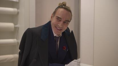 John Galliano durante su visita al archivo de Dior, uno de los momentos que se pueden ver en el documental  ‘Auge y caída de John Galliano’.