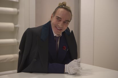 John Galliano durante su visita al archivo de Dior, uno de los momentos que se pueden ver en el documental  ‘Auge y caída de John Galliano’.