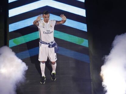 Pepe saluda al público durante la celebración por la Duódecima en el Bernabéu.