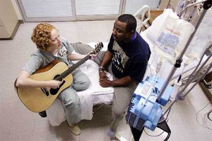 Sesión de musicoterapia en el hospital de la Universidad Alabama-Birminghan a cargo de Susy Speaker.