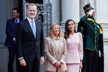 El rey Felipe VI junto a la primera ministra italiana, Giorgia Meloni y la reina Letizia, este mircoles en el Casino del Bel Respiro (Villa Doria Pamphilj), en Roma.