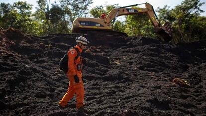 Um bombeiro nas operações de resgate em Brumadinho, Minas Gerais.