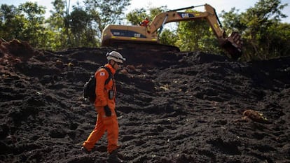 Um bombeiro nas operações de resgate em Brumadinho, Minas Gerais.