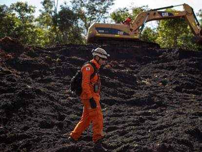 Um bombeiro nas operações de resgate em Brumadinho, Minas Gerais.