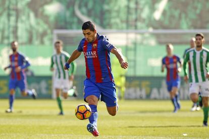 El jugador uruguayo del Barcelona Luis Suárez controla el balón en carrera.