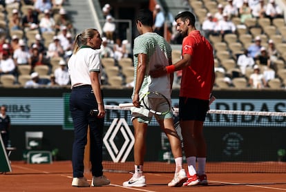 Alcaraz es acompañado por Djokovic tras sentir molestias en la pierna. 