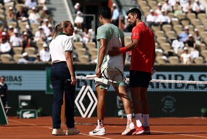 Alcaraz es acompañado por Djokovic tras sentir molestias en la pierna. 