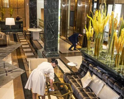 Penetrar en el ‘lobby’ del Hotel Four Seasons, antiguo patio del Banco Español de Crédito, a tiro de piedra de los hombres-anuncio con petos de 'compro oro' de la Puerta del Sol, es "alunizar en otro planeta”. Las apabullantes e impecables mimosas dan idea de la magnificencia del hospedaje.