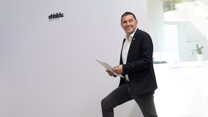 El coordinador general de EH Bildu, Arnaldo Otegi, durante su comparecencia tras la reunión este lunes en San Sebastián de la Mesa Política de esta coalición para analizar los resultados de las autonómicas del 21 de abril.