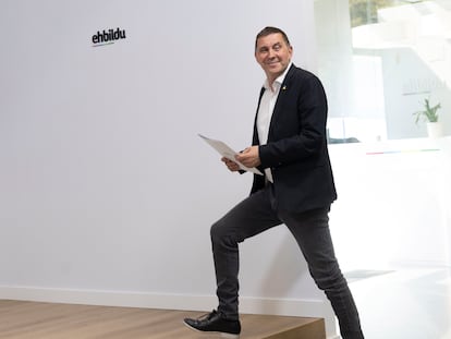 El coordinador general de EH Bildu, Arnaldo Otegi, durante su comparecencia tras la reunión este lunes en San Sebastián de la Mesa Política de esta coalición para analizar los resultados de las autonómicas del 21 de abril.