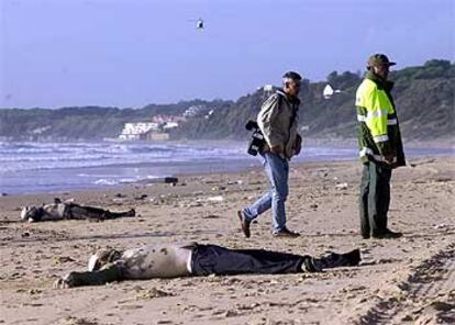 Los cadáveres de dos de los 37 inmigrantes que murieron al naufragar una patera cerca de Rota.