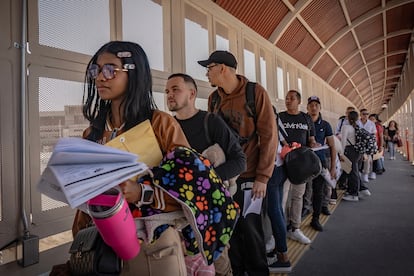 Personas de diversas nacionalidades hacen fila en el Puente Fronterizo Paso del Norte, el 10 de octubre en Ciudad Juárez, Chihuahua.