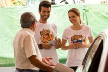 Participantes en la campa&ntilde;a En la carretera, cerveza sin de 2013 conversan con un conductor.