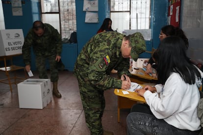 Militares votan en Quito, durante la segunda vuelta de las elecciones presidenciales. 