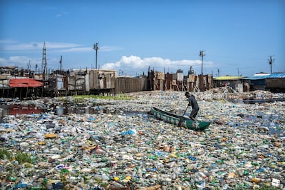 Ante la falta de contenedores, el agua acaba siendo, en la mayoría de ocasiones, el vertedero del asentamiento.